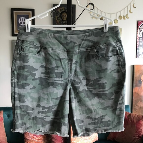 BELLE Kim Gravel size 18W Green Stretch Camo Camouflage Pull-On Denim Shorts - Picture 1 of 3
